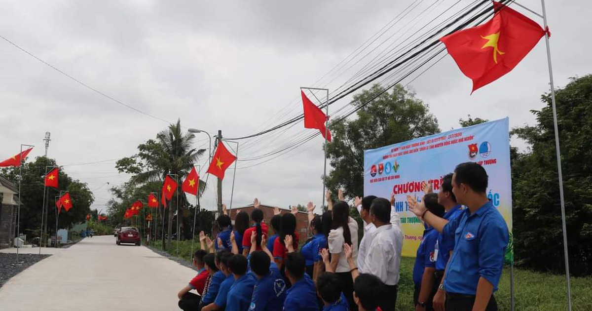 Đỏ thắm đường cờ Tổ quốc