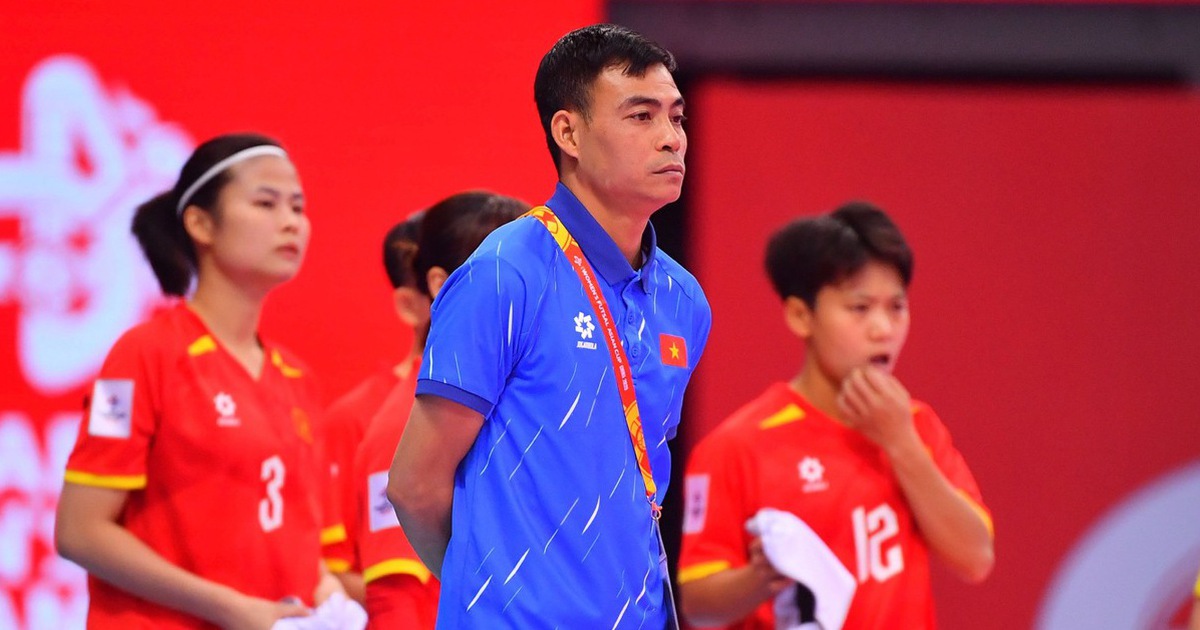 HLV đội futsal nữ Việt Nam nói gì sau chiến thắng kịch tính trước Hồng Kông?
