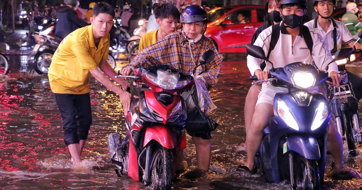 TP.HCM mưa lớn chiều tối nay: Nhiều đường thành 'biển nước', người dân chật vật dẫn xe