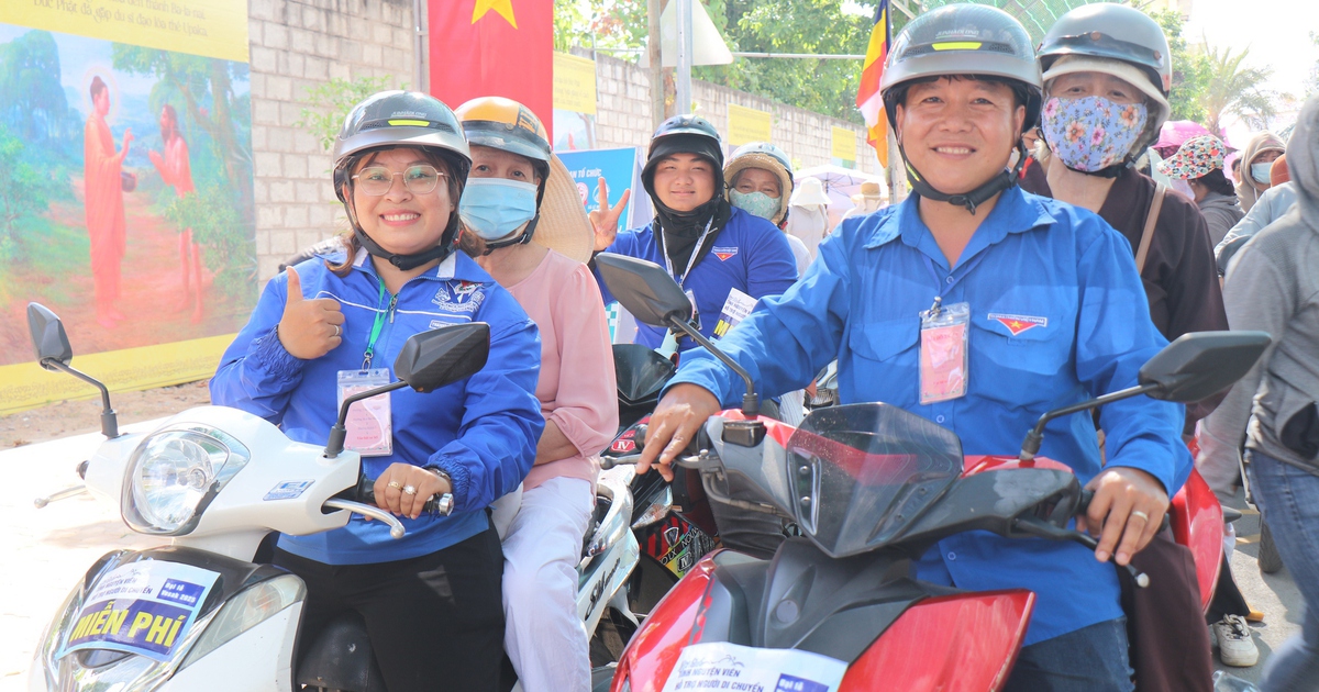 Vesak 2025: Đội xe ôm miễn phí chở người dân chiêm bái xá lợi Phật