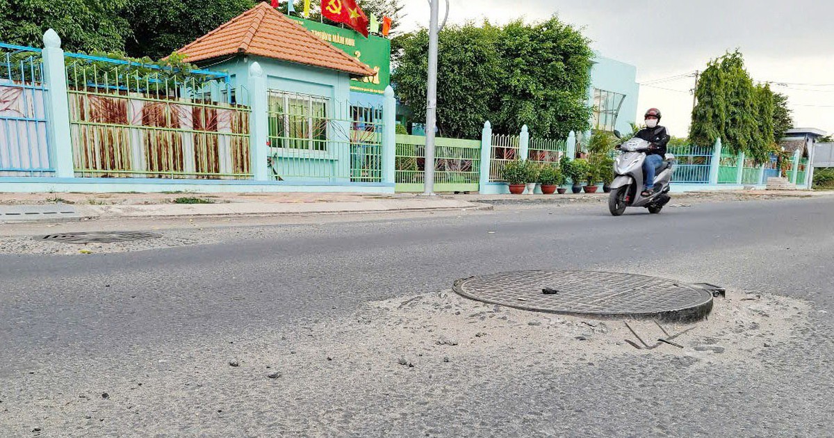 Nắp hố ga cao hơn mặt đường gây nguy hiểm