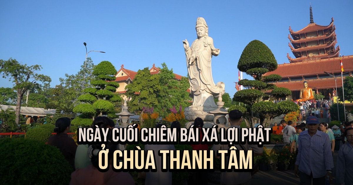 Người dân xúc động trong ngày cuối chiêm bái xá lợi Phật ở chùa Thanh Tâm