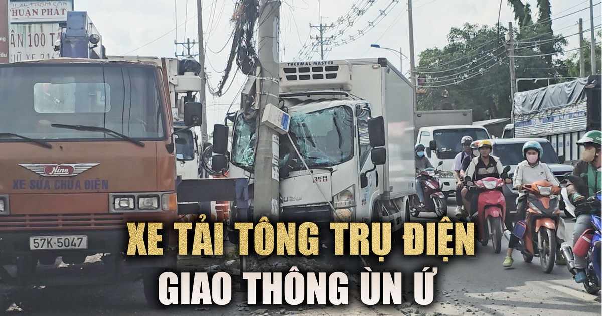 Kẹt xe kéo dài vì xe tải tông gãy trụ điện ở Hóc Môn