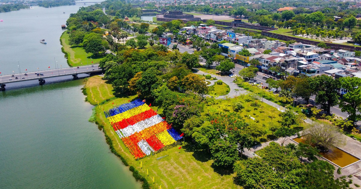 Kỳ công lá cờ khổng lồ bên bờ sông Hương mừng đại lễ Phật đản