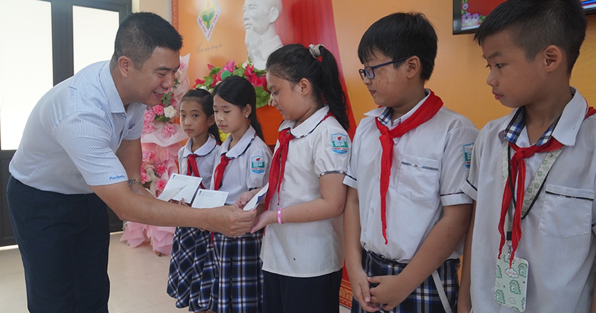 100 học sinh hoàn cảnh khó khăn nhận học bổng Nguyễn Thái Bình - Báo Thanh Niên
