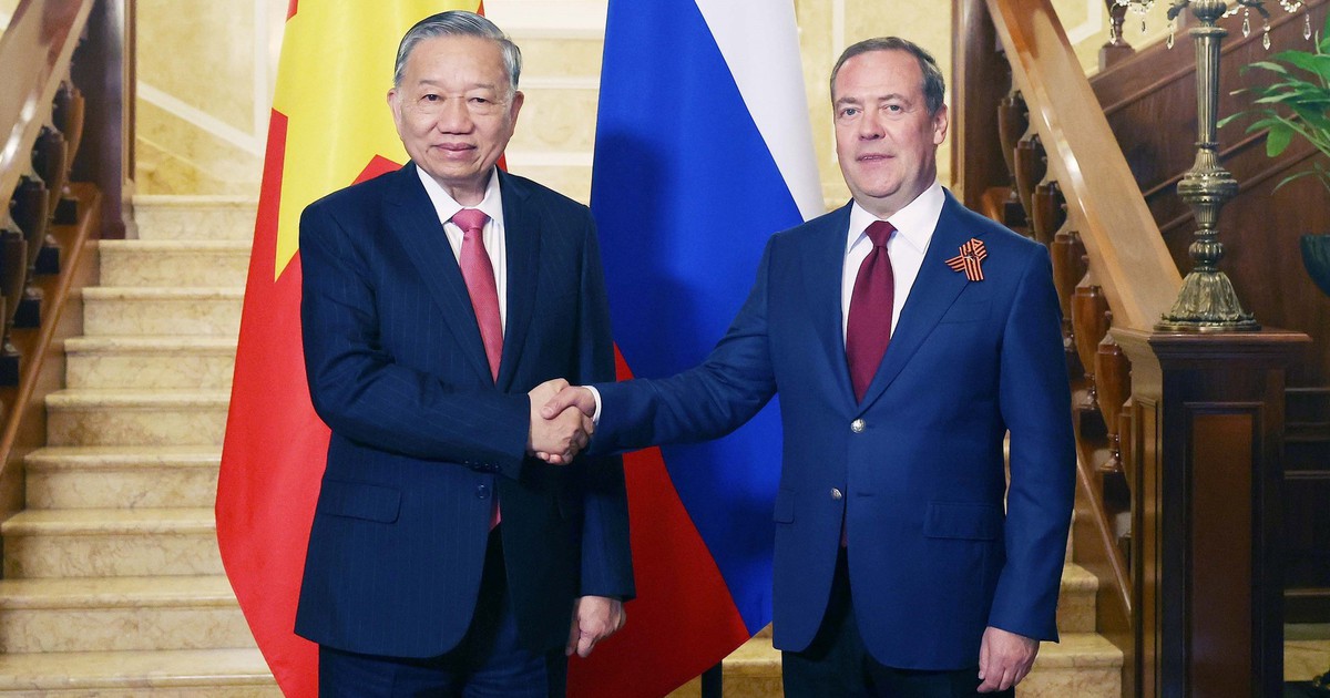 Tổng Bí thư Tô Lâm hội kiến Chủ tịch Đảng Nước Nga Thống nhất Dmitry Medvedev