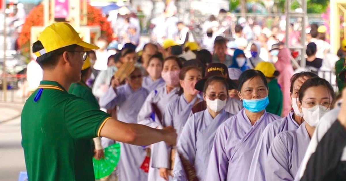 Phật tử từ nước ngoài về chùa Quán Thế Âm phụng sự bên xá lợi Phật