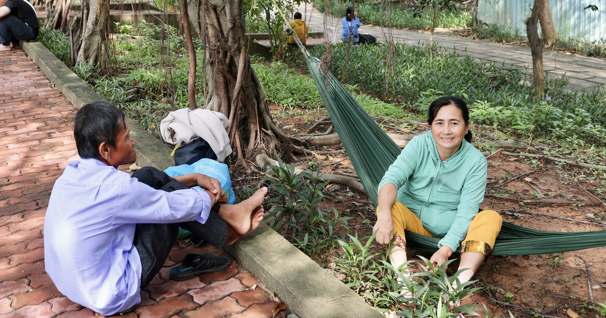 Xúc động hình ảnh phụ huynh mang đồ ăn, nước uống, mắc võng đợi con đi thi