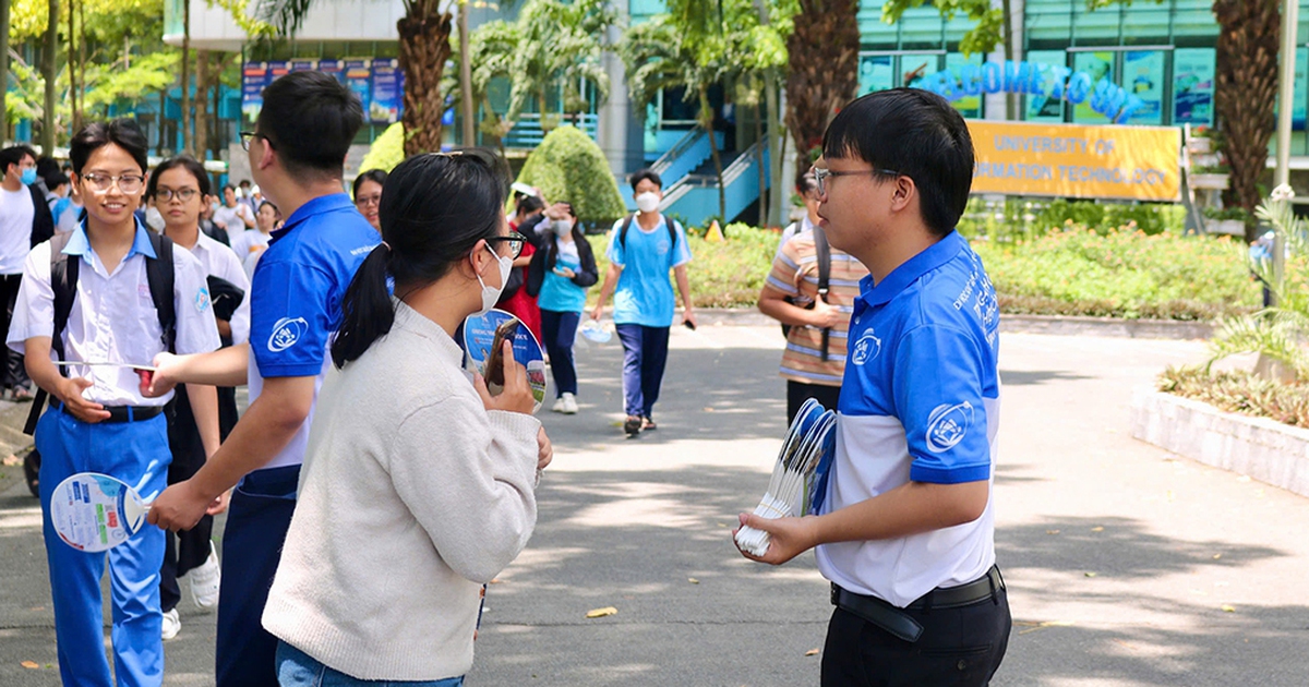 Tiếp sức thí sinh thi đánh giá năng lực từ tờ mờ sáng