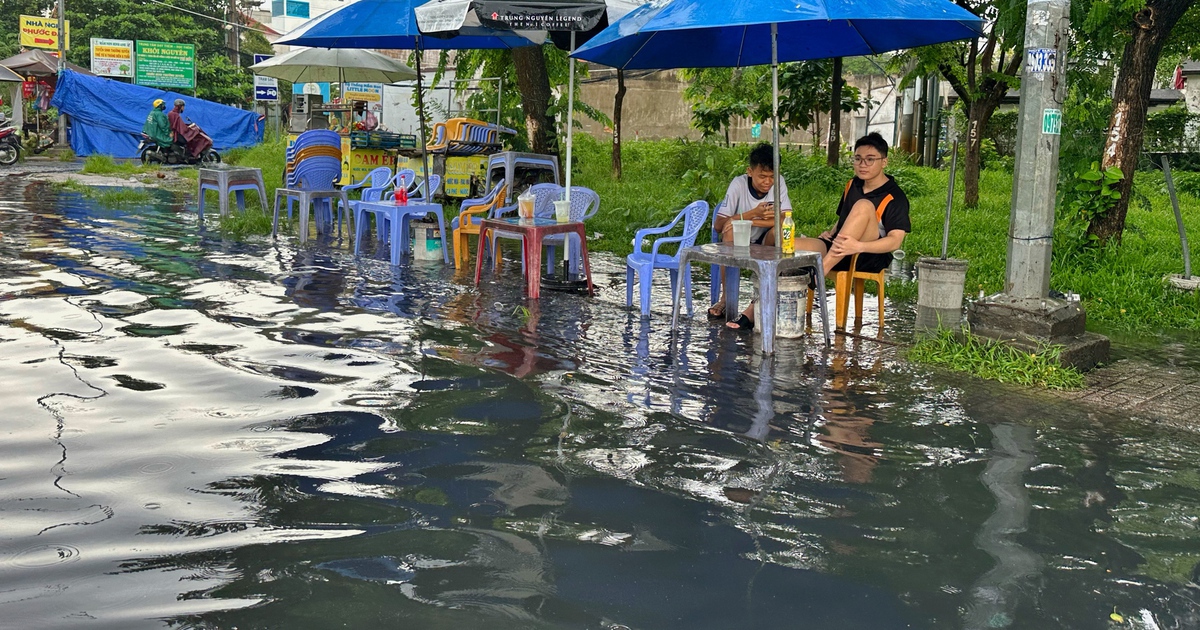 TP.HCM mưa xối xả sáng nay: Đường ngập, nhiều người lội nước đi làm