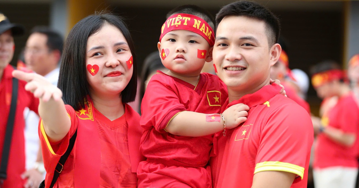 CĐV Việt Nam hừng hực khí thế 'đổ bộ' Bukit Jalil, tiếp lửa thầy trò HLV Kim đấu Malaysia