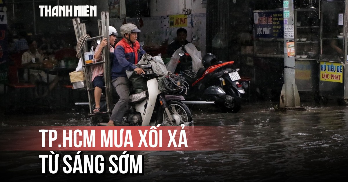 Mưa trắng xóa đầu giờ sáng, người dân lội nước đi làm