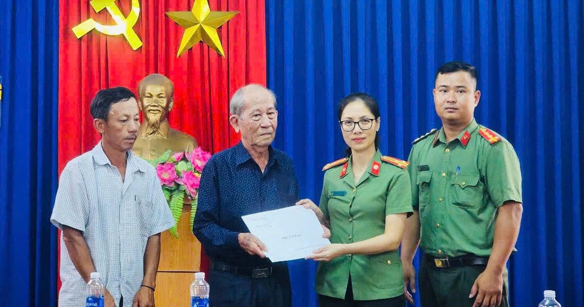 Cụ ông 76 tuổi tìm kiếm di ảnh người thân sau 42 năm: Cái kết đầy xúc động