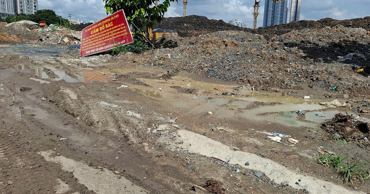 Đất bùn, xà bần đổ tràn lan ngay biển cấm