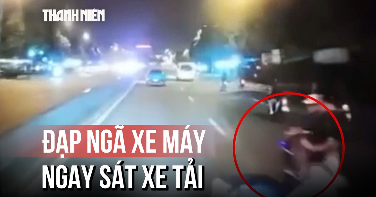 Đạp ngã xe máy ngay sát xe tải vì cho rằng 'bị tạt đầu'