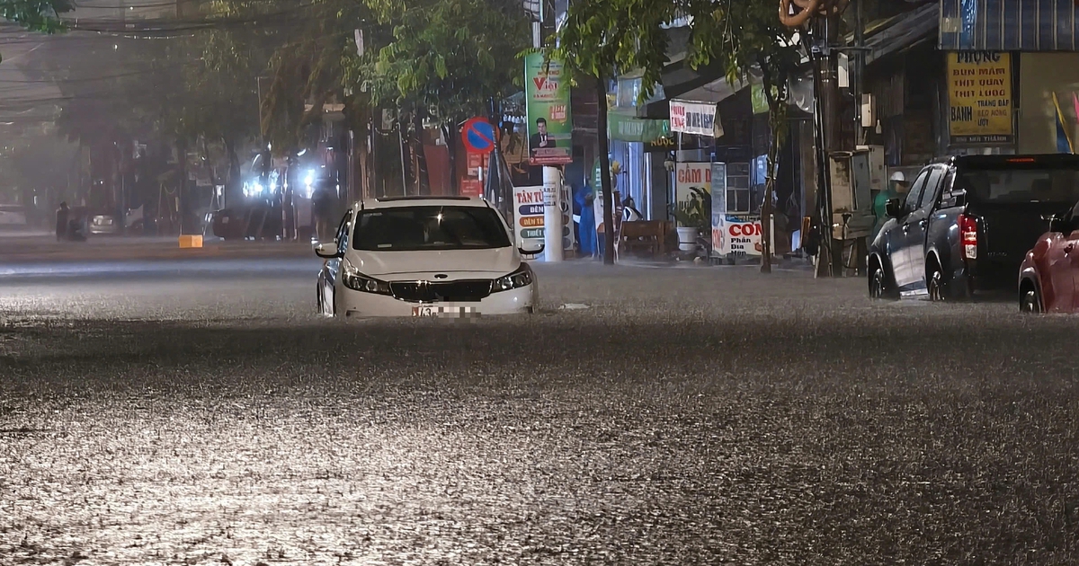 Đà Nẵng: Người dân trắng đêm 'giải cứu' ô tô khỏi biển nước