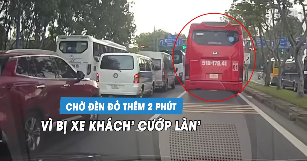 Ô tô phải chờ đèn đỏ thêm gần 2 phút vì bị xe khách 'cướp làn'