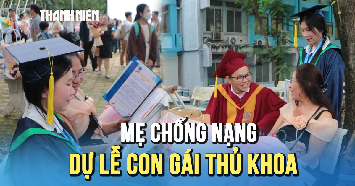 Khoảnh khắc xúc động: Người mẹ chống nạng đến dự lễ tốt nghiệp con gái thủ khoa
