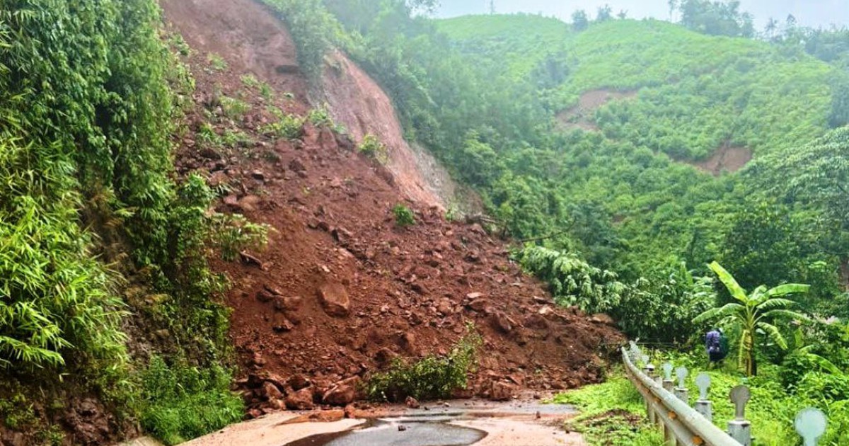 Mưa lớn kéo dài, nhiều nơi ở Quảng Nam xuất hiện sạt lở nghiêm trọng