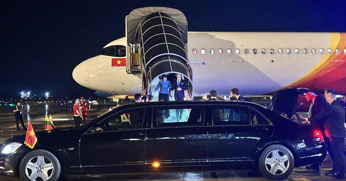 Tổng thống Litva đến Hà Nội trên chuyên cơ Vietjet