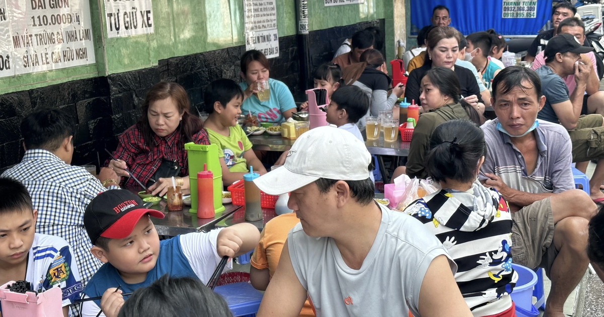 Quán bún bò 10.000 đồng, quán hủ tiếu 15.000 đồng… nổi tiếng TP.HCM: Có tăng giá không?