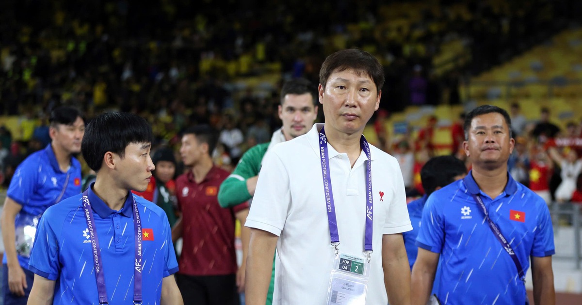 Đến lúc HLV Kim Sang-sik nhào nặn tương lai bóng đá Việt Nam