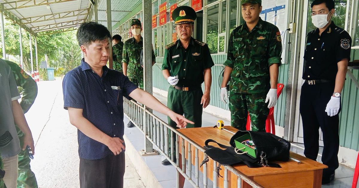 Long An: Bắt quả tang nghi phạm vận chuyển ma túy và vũ khí tại cửa khẩu
