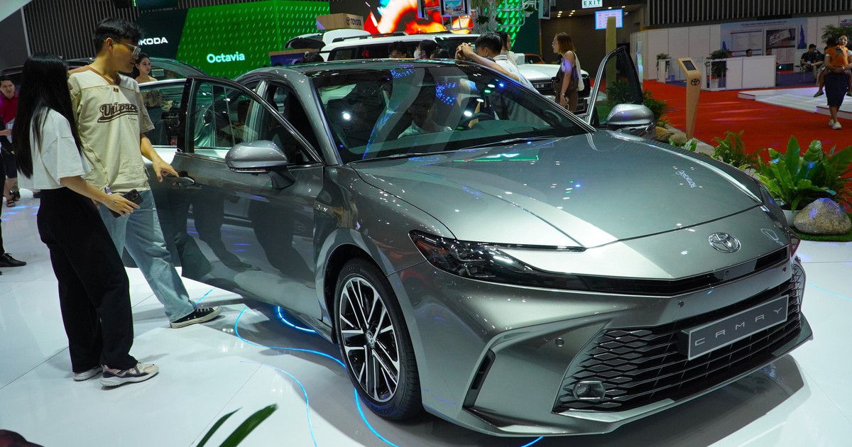 Sedan hạng D: Toyota Camry giảm 100 triệu vẫn khó bán, Mazad6 'bỏ cuộc chơi'?
