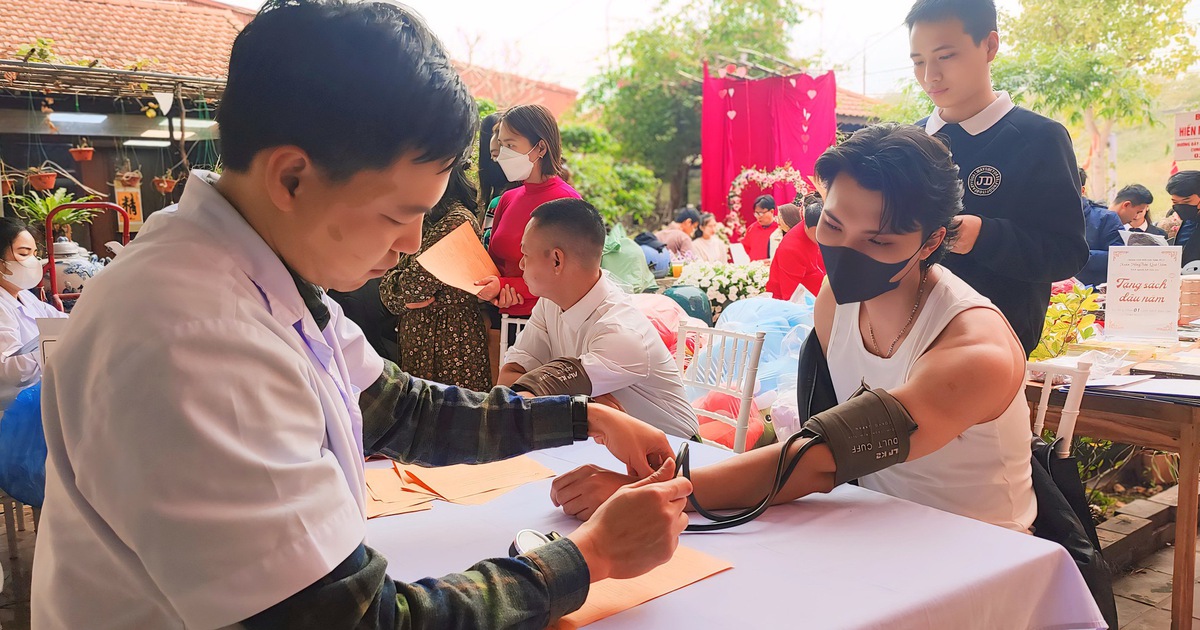 Ấm áp tình người cùng ‘Xuân hồng trên quê gốm’