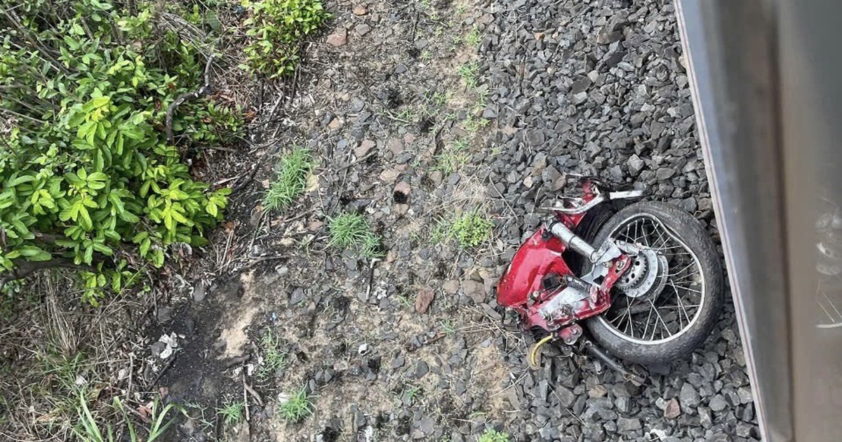 Va chạm với t&agrave;u hỏa, 2 người tử vong tại chỗ