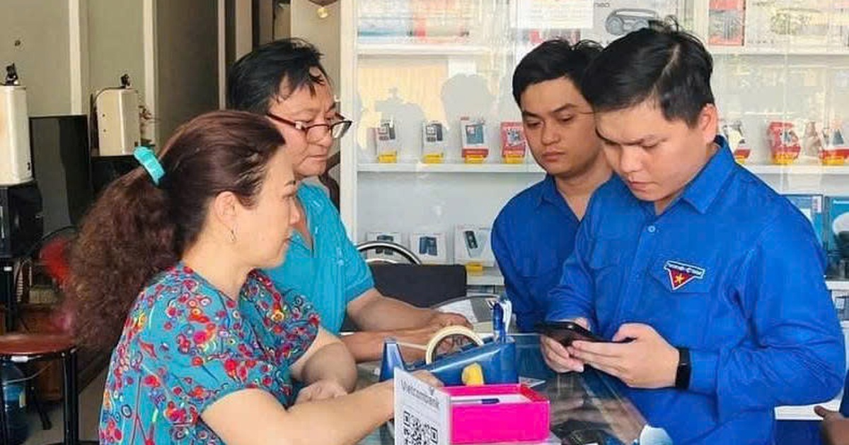 Đội hình Bình dân học vụ số cùng người dân chinh phục không gian mạng