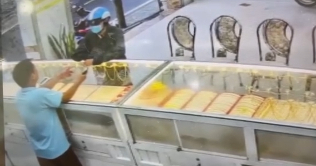Nghi phạm cướp tiệm v&agrave;ng bị bắt khi về nh&agrave; ăn cơm
