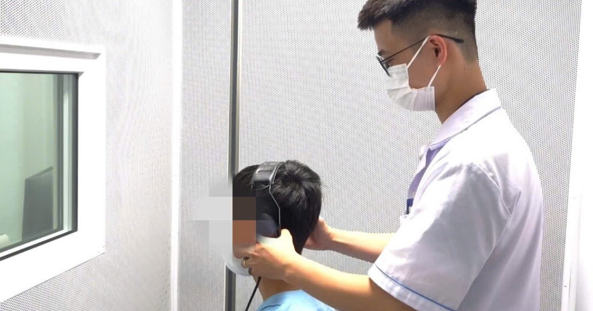 Nam thanh niên bị điếc đột ngột do tắm đêm: Cần lưu ý điều gì?