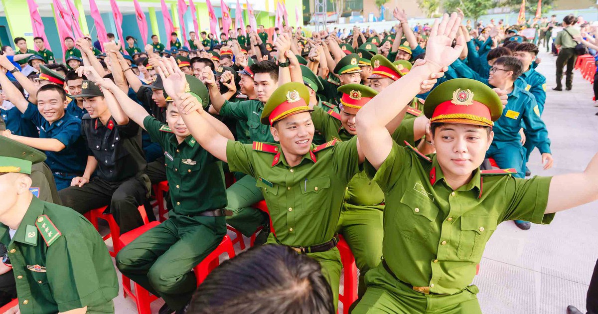 Thanh niên hỗ trợ lưu trữ tài liệu, sắp xếp trụ sở làm việc mới