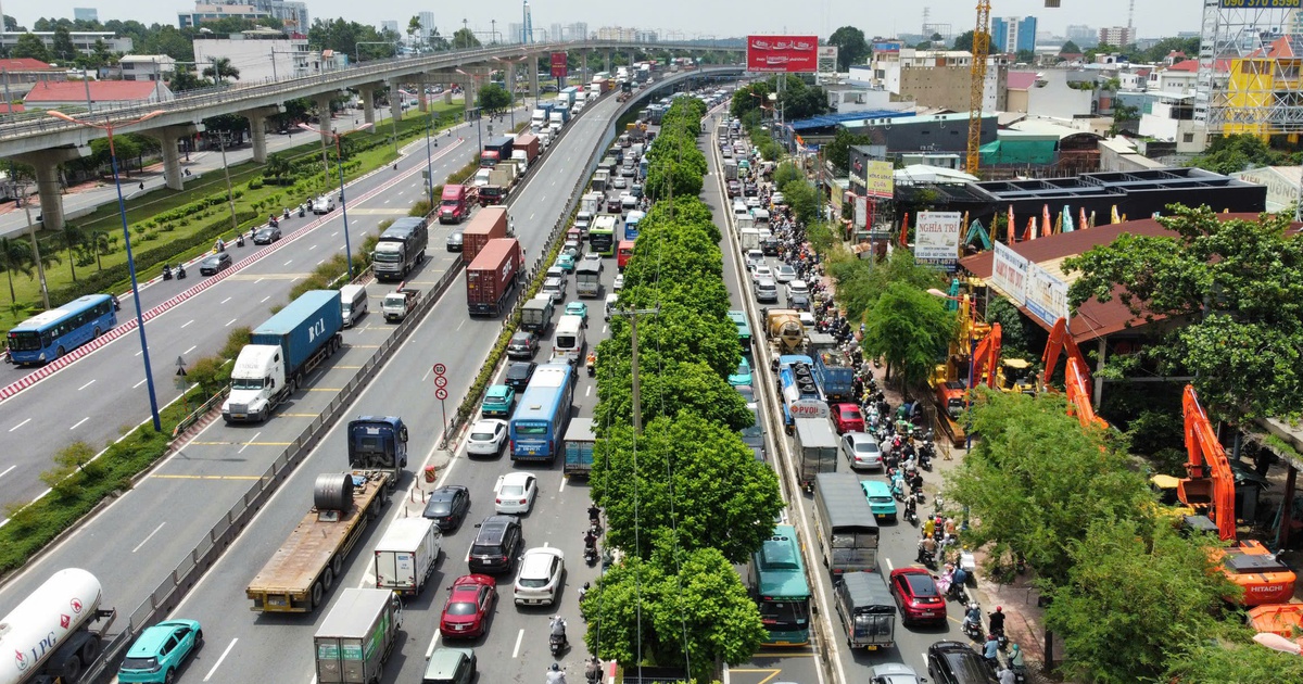 TP.HCM: Lượng xe tăng đột biến, ùn ứ kéo dài khu vực ngã tư Thủ Đức