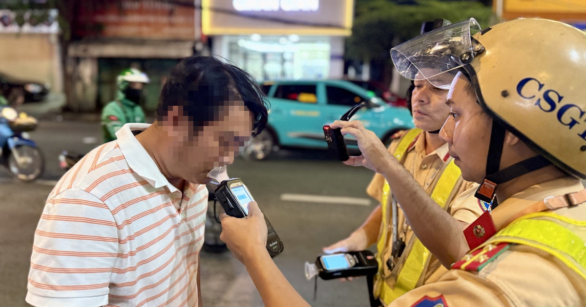 Bị CSGT TP.HCM phạt nồng độ cồn, c&oacute; người thanh minh: &#039;Đ&ocirc; tới 20 lon...&#039;