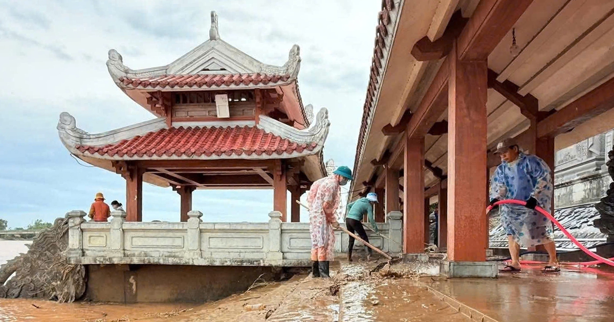 Quảng Trị: Chiến sĩ biên phòng giúp dân dọn dẹp sau bão số 1