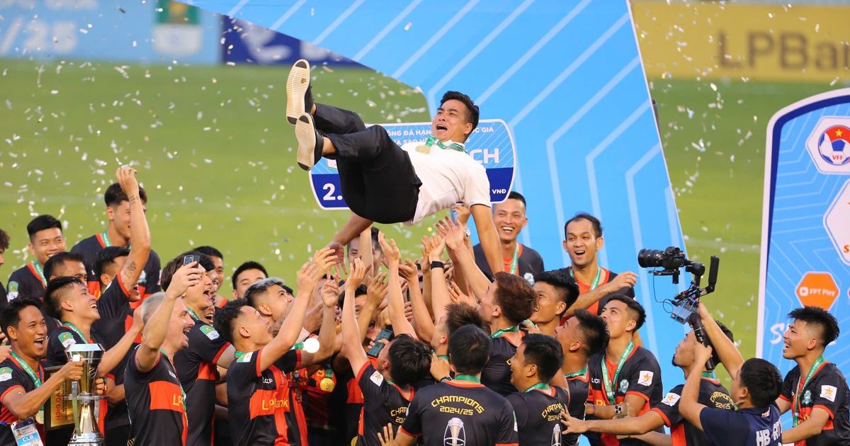Hoàng Đức, Văn Lám và Ninh Bình rước cúp vô địch: V-League có thêm đối thủ cực chất