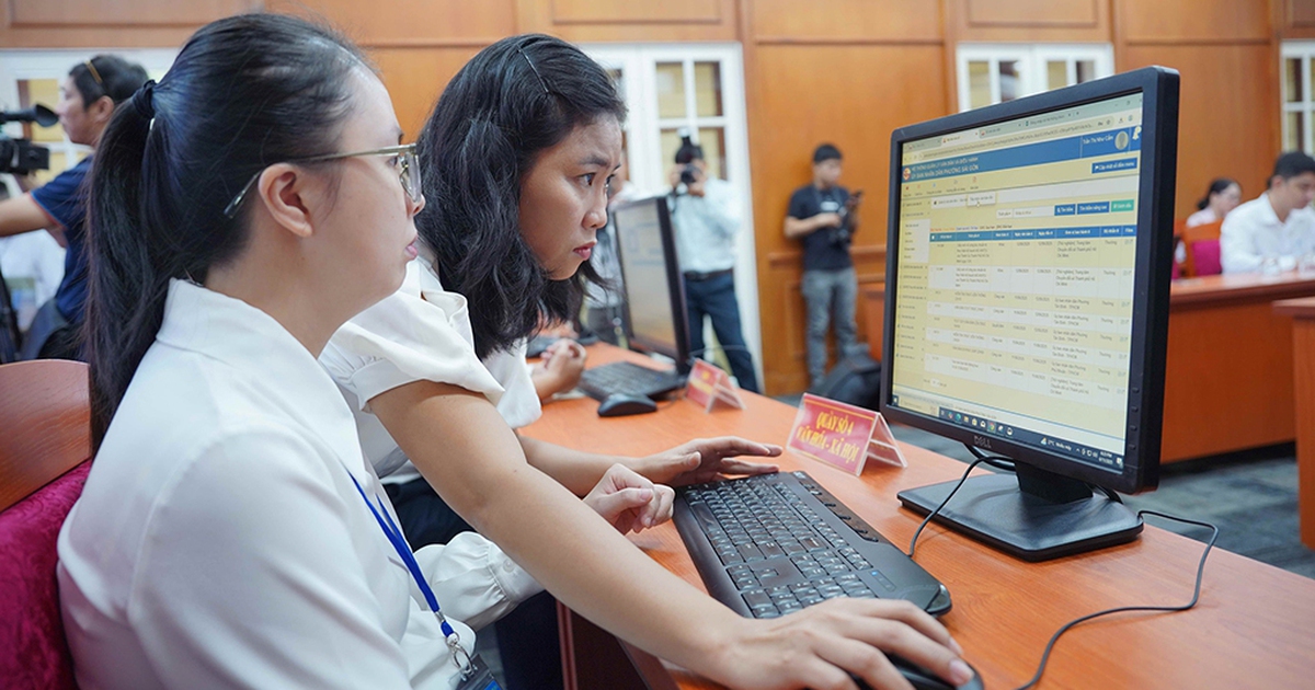 Đất nước sang trang