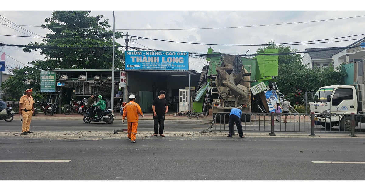 Xe bồn trộn bê tông lao vào tiệm làm tóc ở Củ Chi
