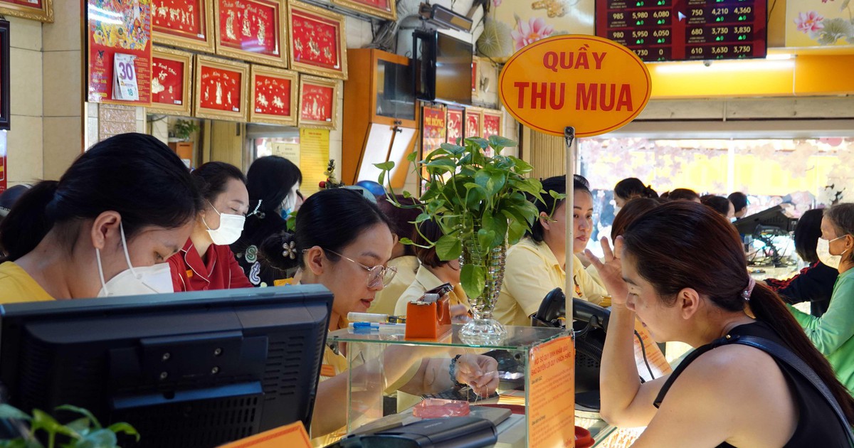 Mua từ 2 chỉ vàng sẽ phải chuyển khoản