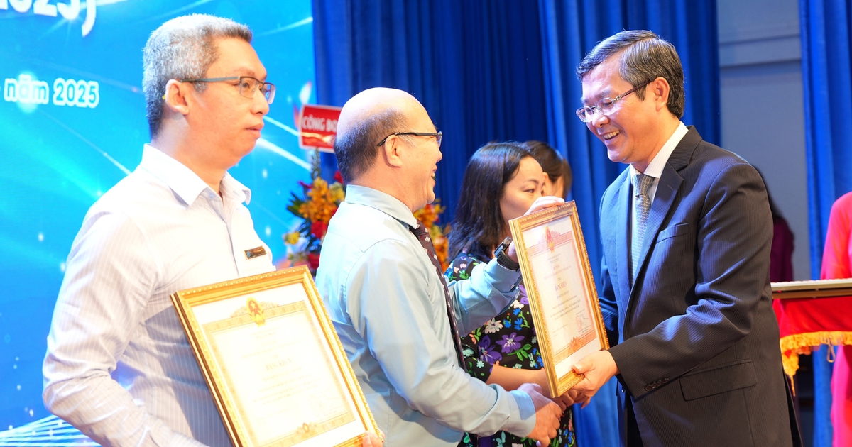 Thứ trưởng Bộ GD-ĐT Nguyễn Văn Phúc dự kỷ niệm 35 năm thành lập trường cũ