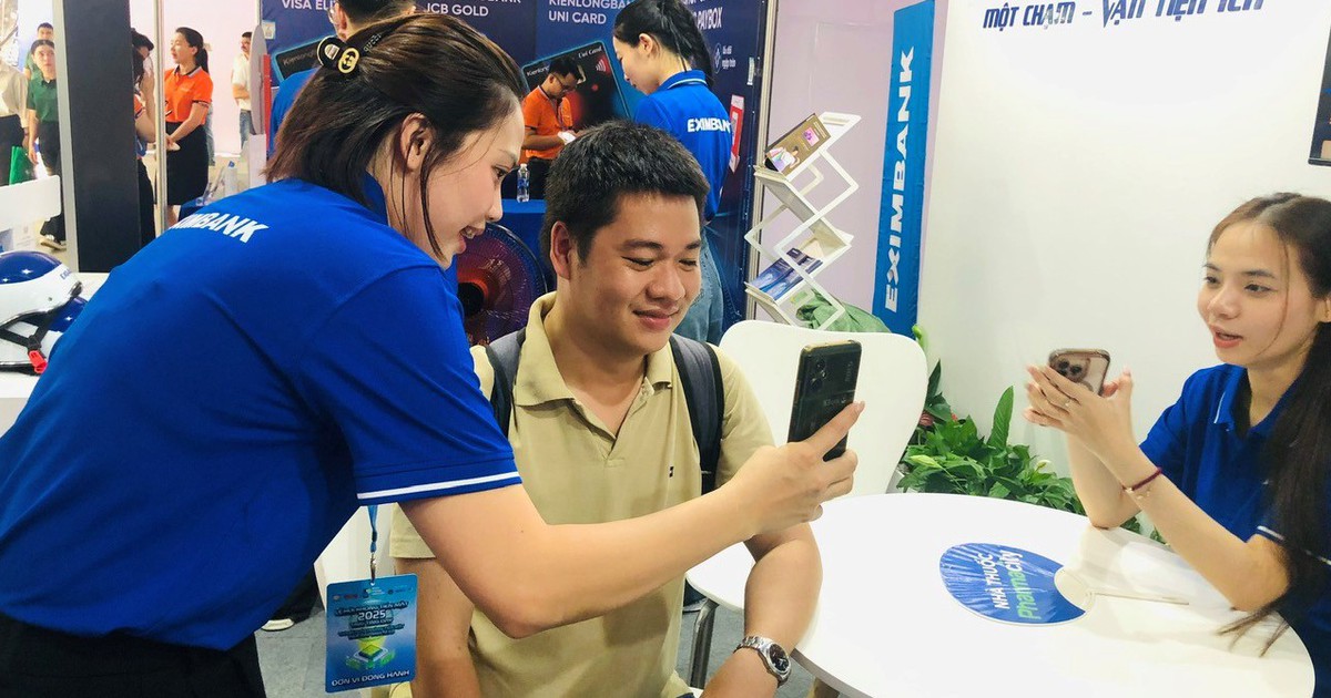 Eximbank khuấy động ngày không tiền mặt với các giải pháp tài chính số tiện lợi