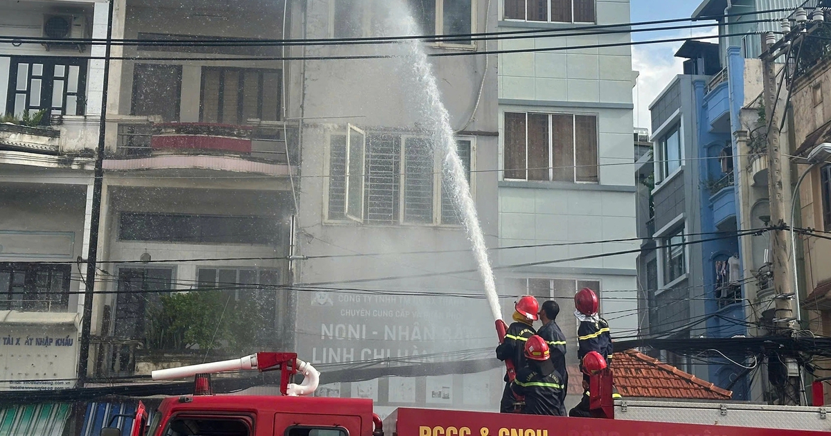Cháy nhà dân ở Tân Bình, lính cứu hỏa leo mái nhà đập kính chữa cháy