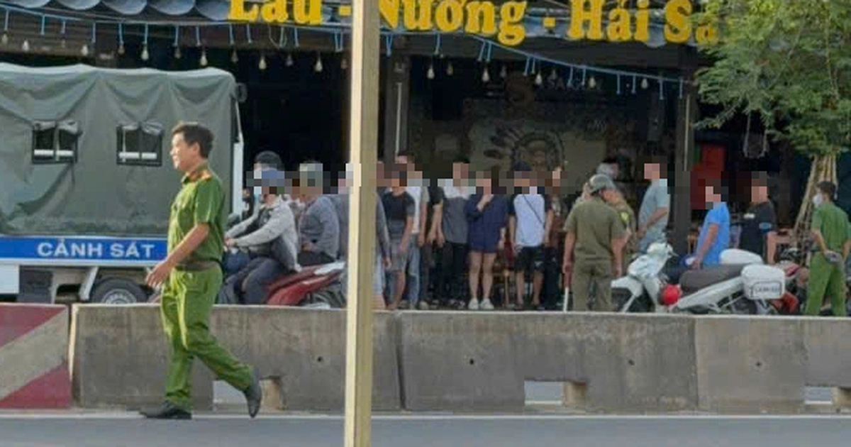 Công an dựng lại hiện trường vụ xô xát trong quán ăn ở Hóc Môn