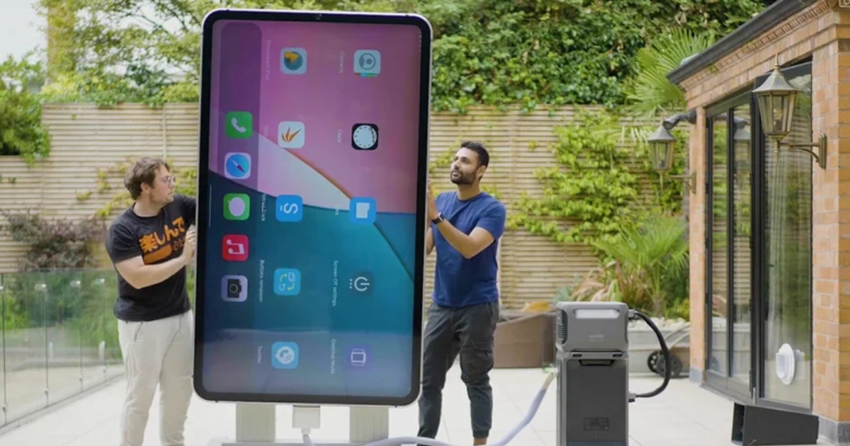 Chiếc iPhone lớn nhất thế giới, đèn pin đủ làm mờ đèn pha ô tô