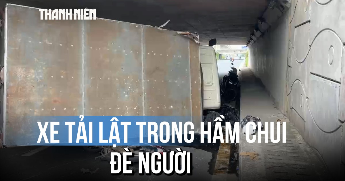 Xe tải lật trong hầm chui, đè 3 người bị thương