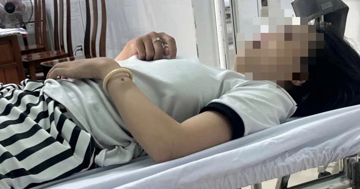 Người mẹ trẻ 19 tuổi bị đánh hội đồng, bà ngoại gửi đơn tố cáo