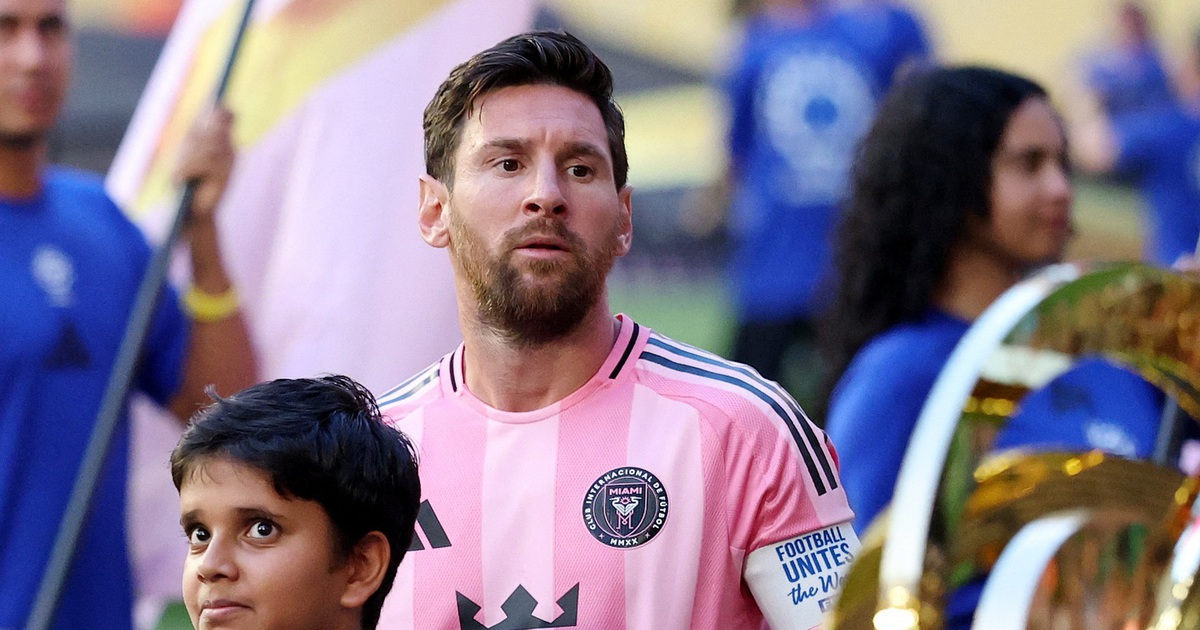 Vệ sĩ riêng bất ngờ xuất hiện, Messi ngó lơ fan cuồng Ronaldo tại Club World Cup