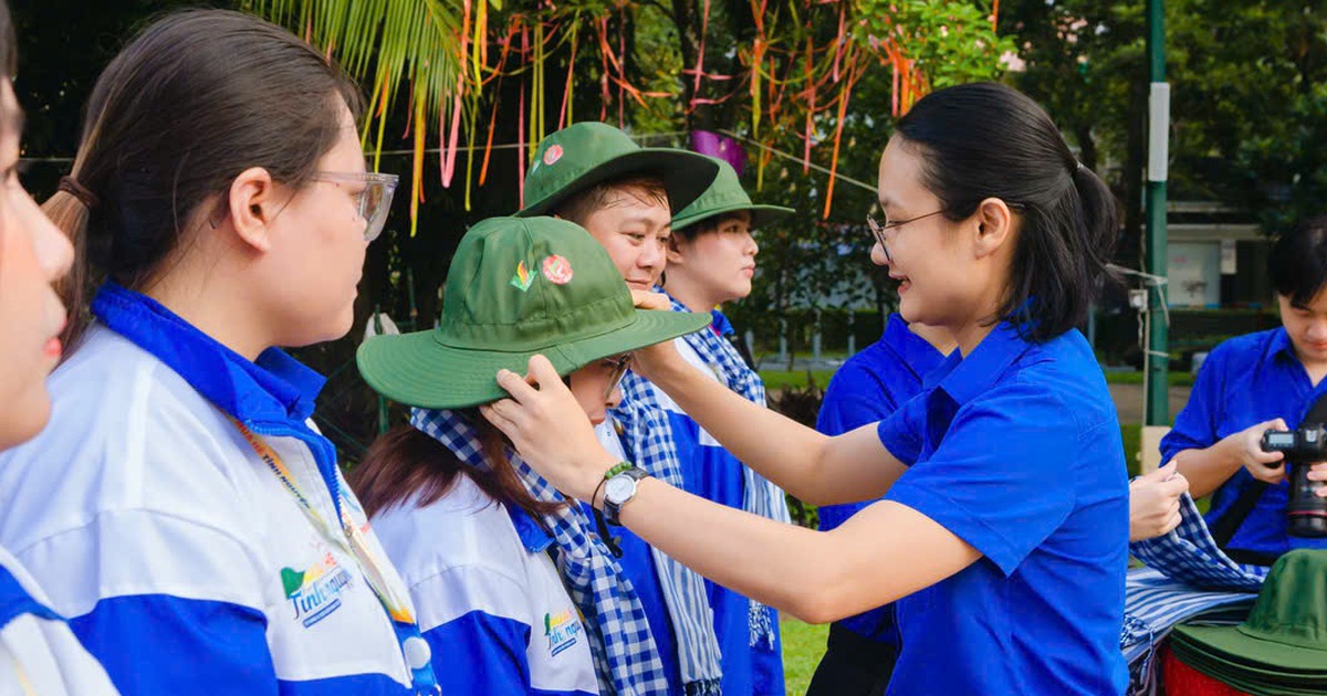 Mang sức trẻ đến với biển, đảo quê hương